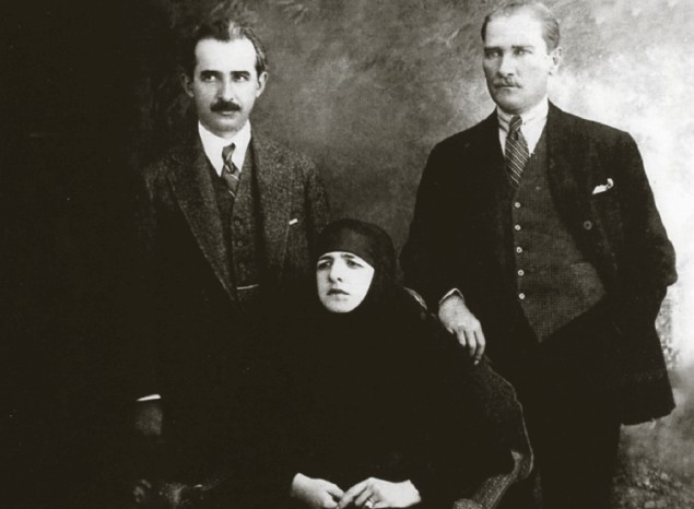 Photo of Mustafa Kemal sa pokrivenom suprugom, prije uvođenja zabrane hidžaba u Turskoj